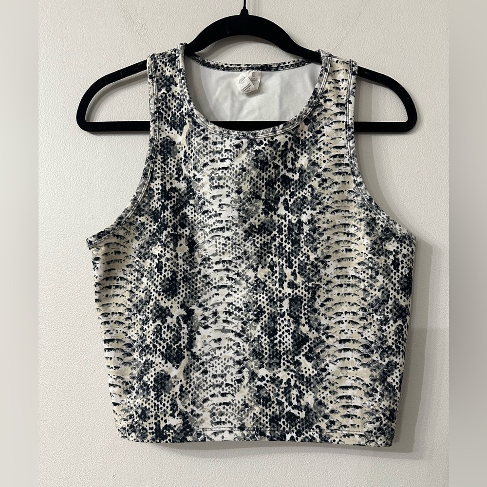 Balance Collection Monochrome Patterned Workout Top